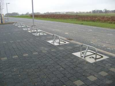 Parkeerbeugels omklapbaar met betonplaat