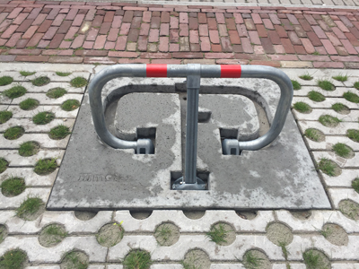 Parkeerbeugel met betonplaat met Metec logo
