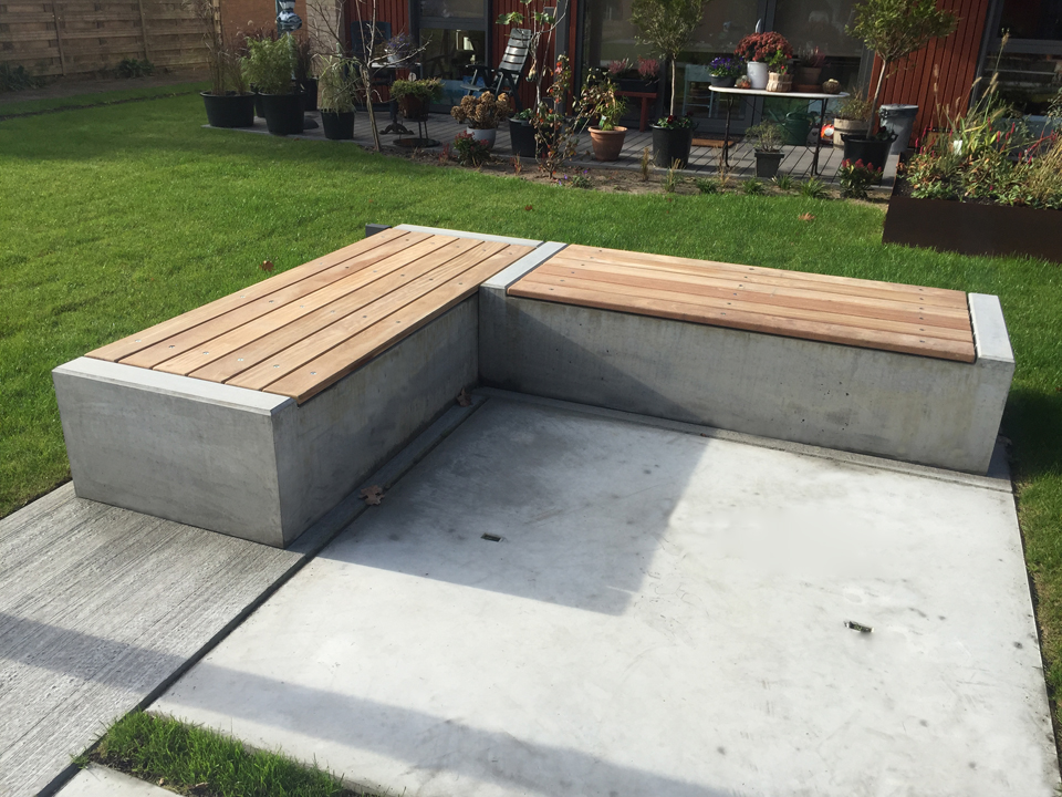 Bank beton met houten zittingdelen