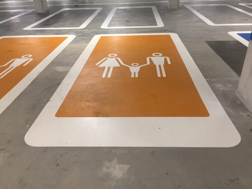 Markeringen parkeergarage gezinsparkeerplaats