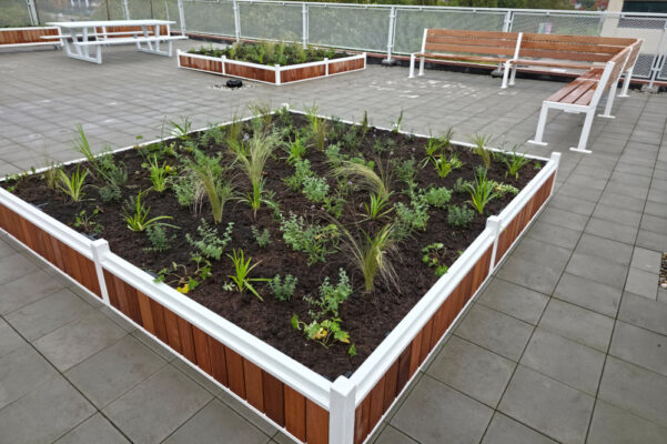 Bloembak en banken op dakterras