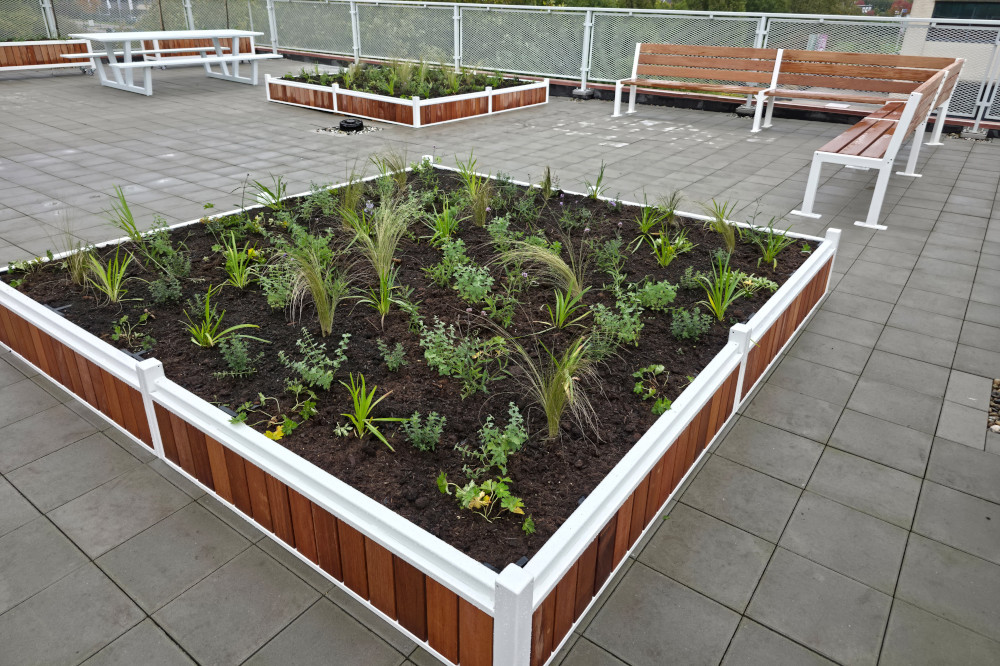 Bloembak en banken op dakterras